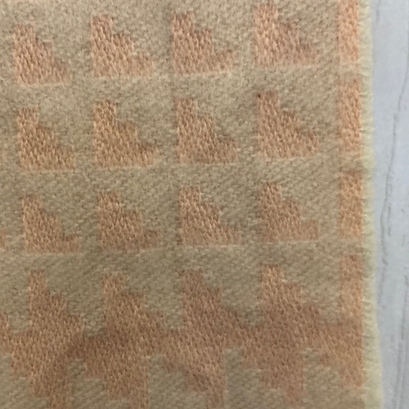 𝅺Banana Republic houndstooth scarf in Tutu Pink - Picture 3 of 6